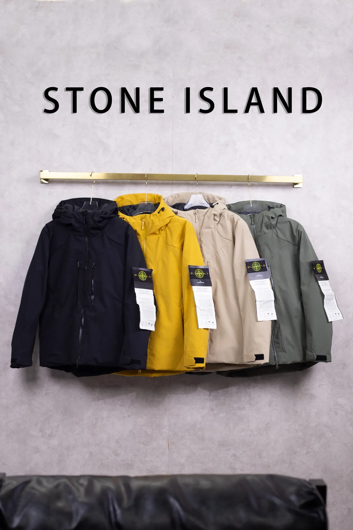 P390 Stone lsland/Stone Island new winter windproof, waterproof and warm hooded cotton jacket Size: M-3XL Color: mustard yellow carbon black beige brown olive green Enjoy the big-brand outdoor warmth experience at an affordable price! Each of the four colors has its own characteristics, and they continue the same outdoor functional design of Kolon: hooded and windproof, multiple pockets are practical, and the fabric has excellent warmth and wind resistance. With high cost performance, it brings a wearing experience that is not inferior to that of big brands. This winter, it is the right choice.